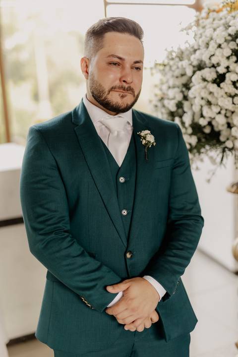 Noivo emocionado com a entrada da sua noiva em casamento na igreja '