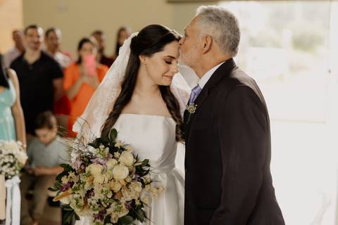 Entrada da noiva em casamento na igreja '