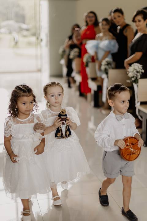 entrada dos pagens com alianças'