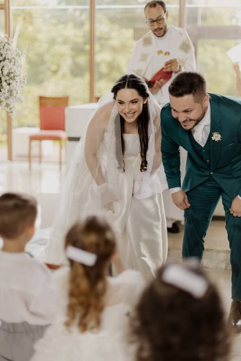 entrada dos pagens com alianças'