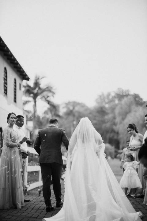 saída dos noivos com bolinha de sabão'