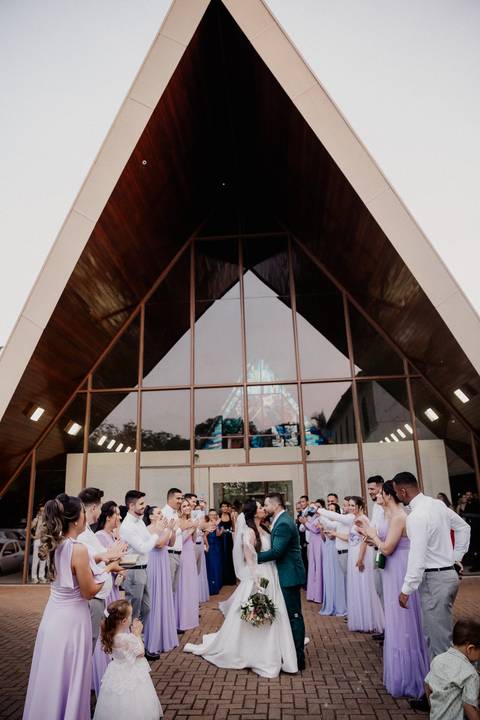 saída dos noivos com bolinha de sabão'