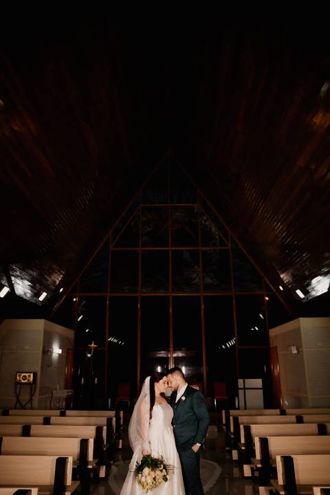 Inspiração de ensaio para noivos na igreja '