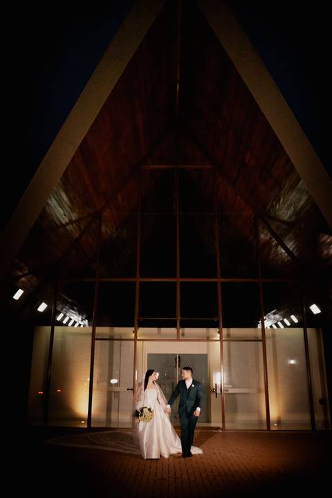 Inspiração de ensaio para noivos na igreja '