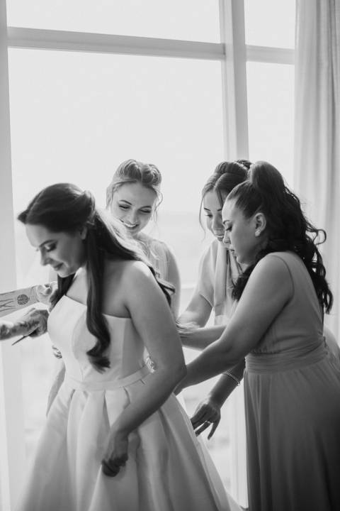 Noiva se arrumando com suas madrinhas'