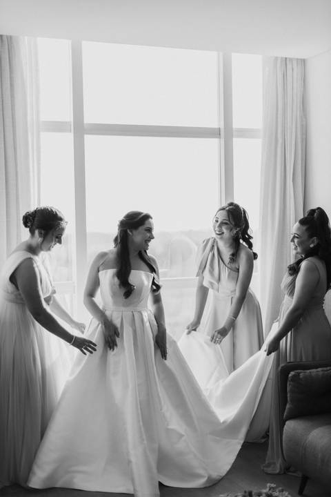 Noiva se arrumando com suas madrinhas'
