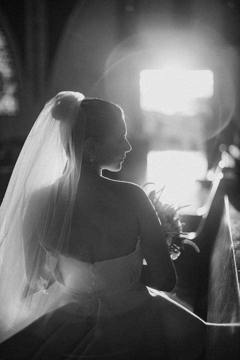 Inspiração de ensaio para noivos na igreja '