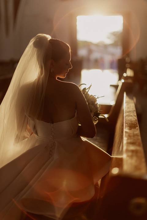 Inspiração de ensaio para noivos na igreja '