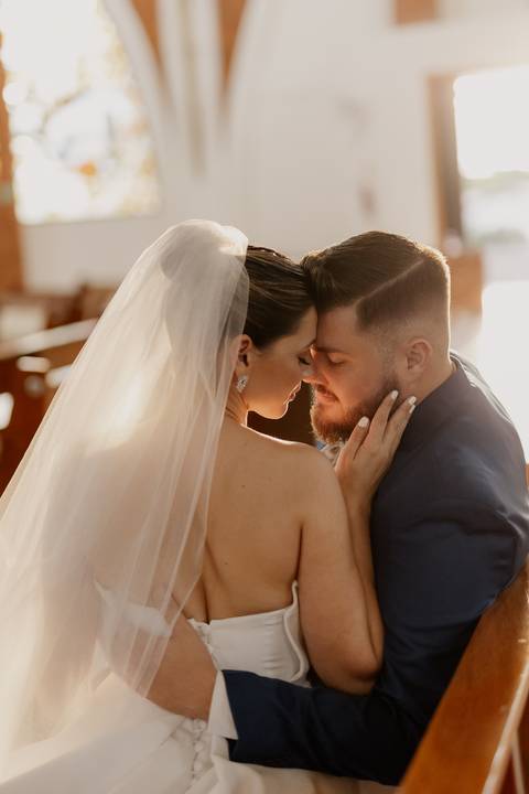 Inspiração de ensaio para noivos na igreja '