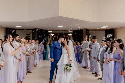 Saída dos noivos com bolinha de sabão '