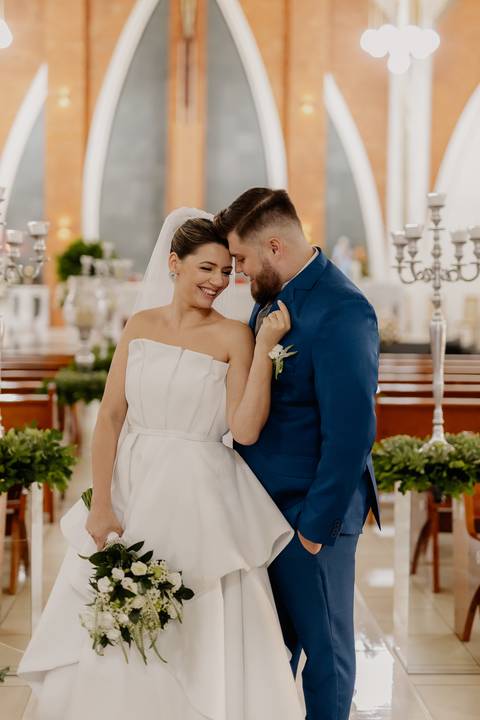 Inspiração de ensaio para noivos na igreja '