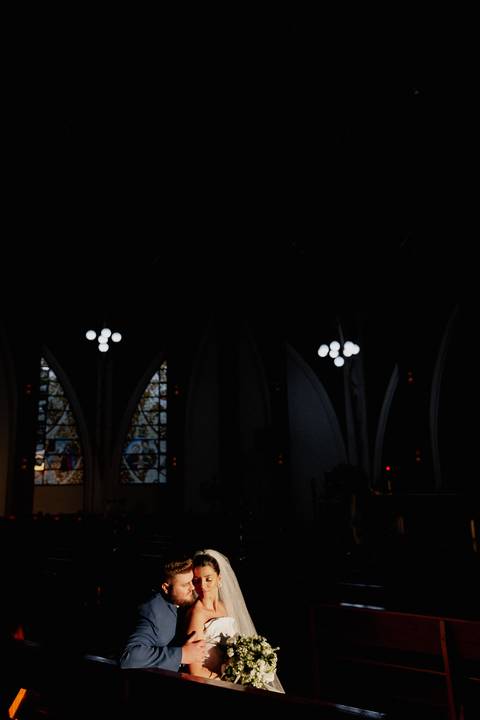 Inspiração de ensaio para noivos na igreja '