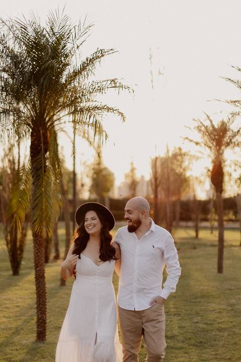 Inspiração de ensaio pré wedding no campo com por do sol'
