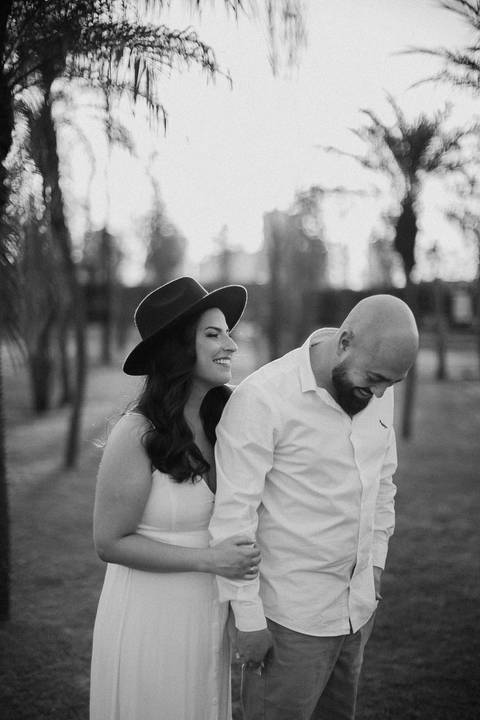 Inspiração de ensaio pré wedding no campo com por do sol'