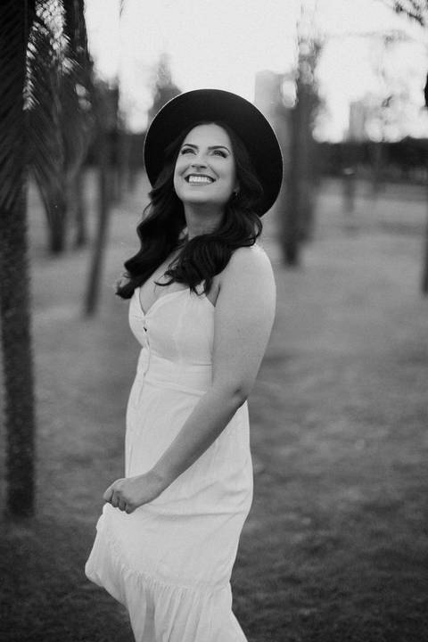 Inspiração de ensaio pré wedding no campo com por do sol'