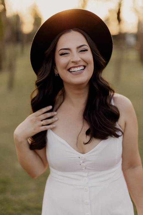 Inspiração de ensaio pré wedding no campo com por do sol'