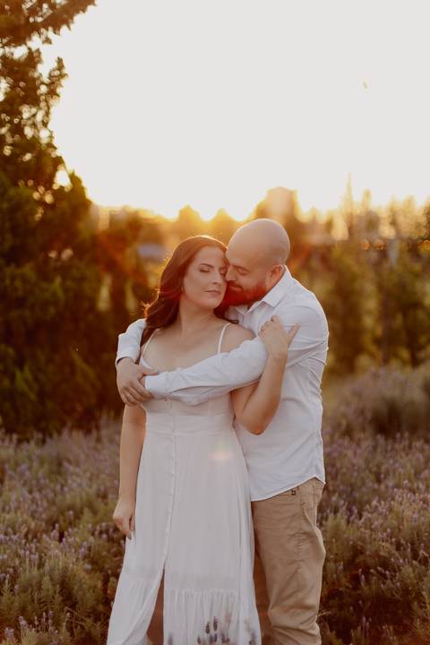 Inspiração de ensaio pré wedding no campo com por do sol'