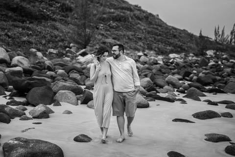 noiva e noivo andando pela praia do rosa no brasil'