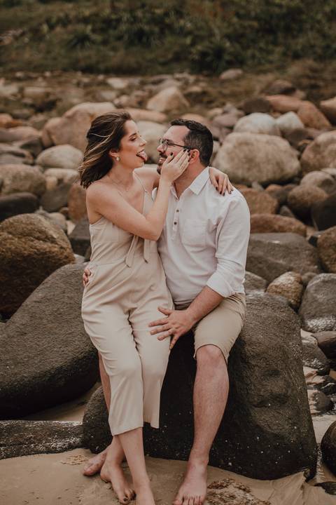 Momento espontâneo dos noivos em ensaio de casal na praia '