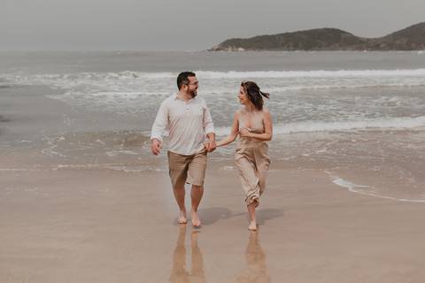 fotos de casais correndo pela água na praia do rosa '