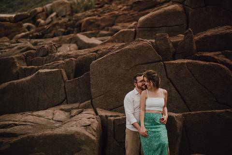 casal lindo e apaixonado em praia do rosa em santa catarina '