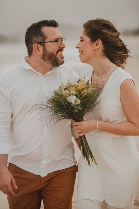 Casal lindo no ensaio pré wedding na praia do rosa em santa catarina '
