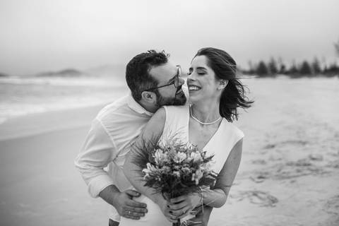 dicas de fotos diferentes para sessão externa de casal'