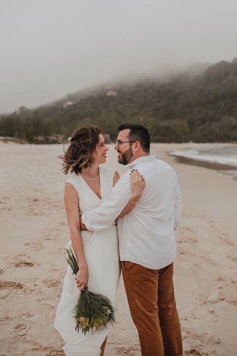 Olhar apaixonado do casal em ensaio externo'