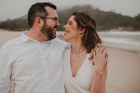 Casal apaixonado em ensaio pré casamento'