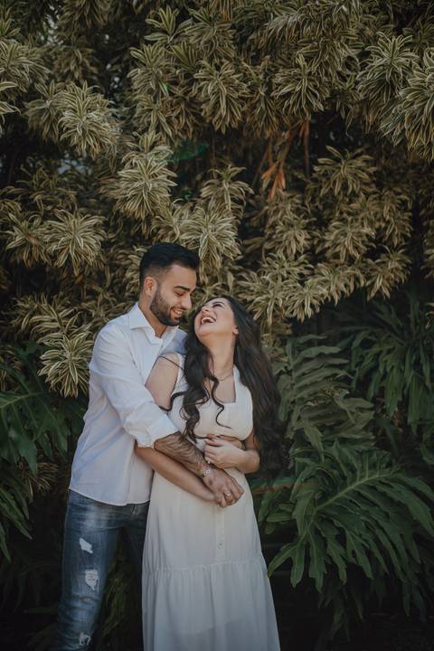 Casal de noivos se divertindo no ensaio externo pré casamento '