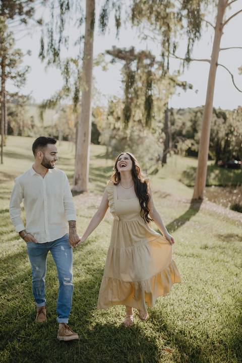 Ensaio de casal super divertindo no campo '