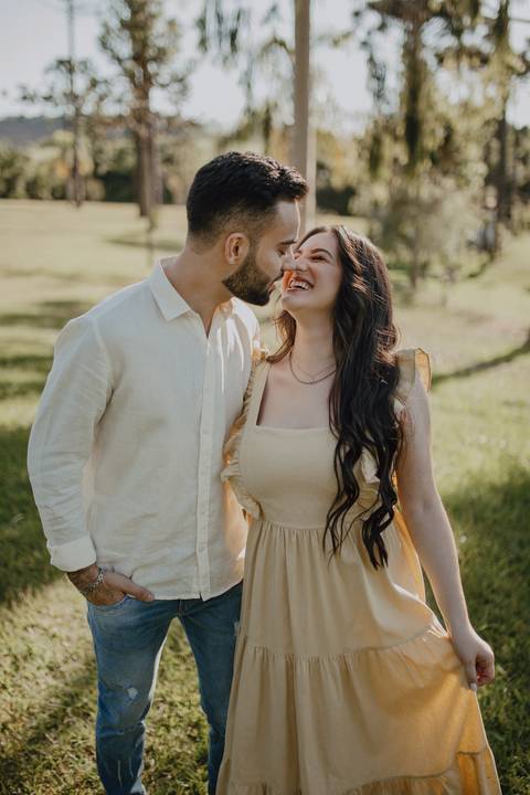 Casal super apaixonada em ensaio no campo'