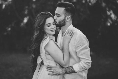 foto romântica de casal no campo'