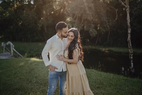 foto romântica de casal para ensaio no campo'