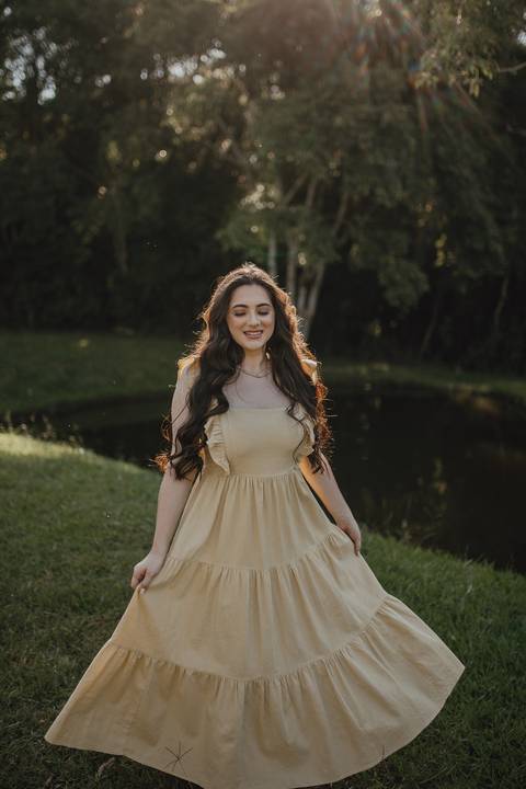 Noiva super linda com vestido amarelo pastel em ensaio no campo'