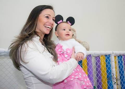 Mãe de Isabella sorri com a bb no colo, by Eli Matos registra o momento'