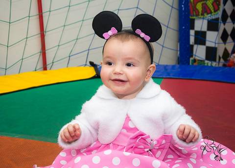 by Eli Matos clica Isabella sorrindo muito com tiara de orelhas de Minnie'