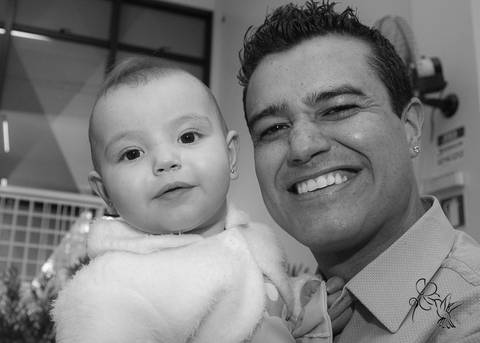 Pai de Isabella sorri com a bb no colo, by Eli Matos registra o momento'