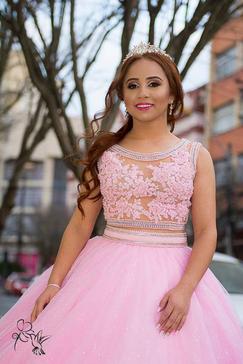 by Eli Matos clica, menia de 15 anos com vestido de festa, rosa, em pé na calçada'