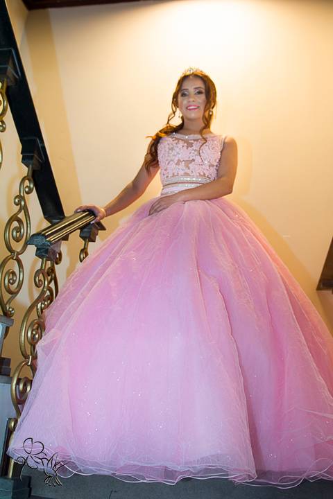 Menina com vestido rosa de festa em uma escada, by Eli Matos registrando tudo'
