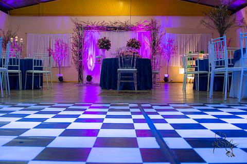 by Eli Matos, clica a pista de dança de uma festa, e ao fundo o painel principal, todo na cor rosa'