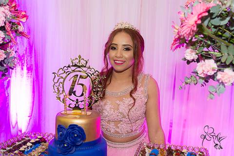 Menina sorri ao lado de seu bolo azul de 15 anos, by Eli Matos clicando'