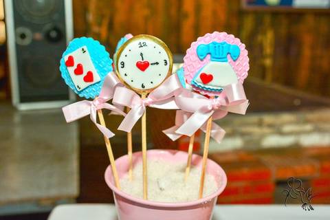 Pirulitos decorados no tema da Alice no país das maravilhas, no ckique de Detalhe dos bonecos da decoração de Alice, by Eli Matos.'