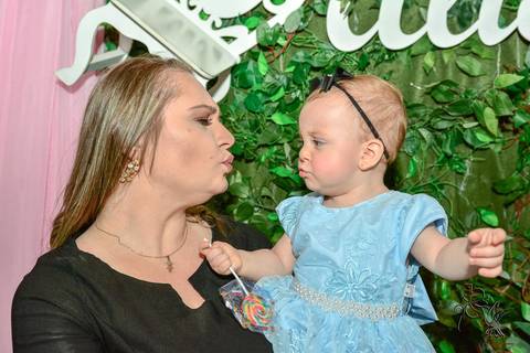 mãe faz biquinho com a boca para sua filha loirinha de vestido azul by Eli Matos clicou'