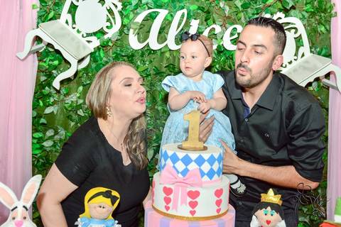 Alice sopra a velinha de um aninho no seu aniversário, papai e mamãe ajudam a soprar, clique de by Eli Matos.'