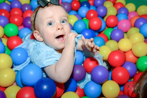 Alice  sorrina piscina de bolinhas coloridas, by Eli Matos clicando tudo'