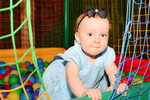 Alice na piscina de bolinhas coloridas, by Eli Matos clicando tudo'