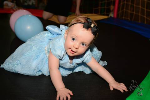 bebê menina com vestido azul claro brinca feliz, by Eli Matos clicando'