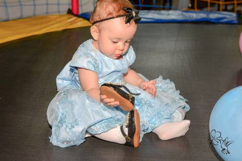 bebê menina com vestido azul claro brinca feliz, by Eli Matos clicando'