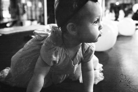 bebê menina  em foto preto e branco, brinca feliz, by Eli Matos quem cicou'